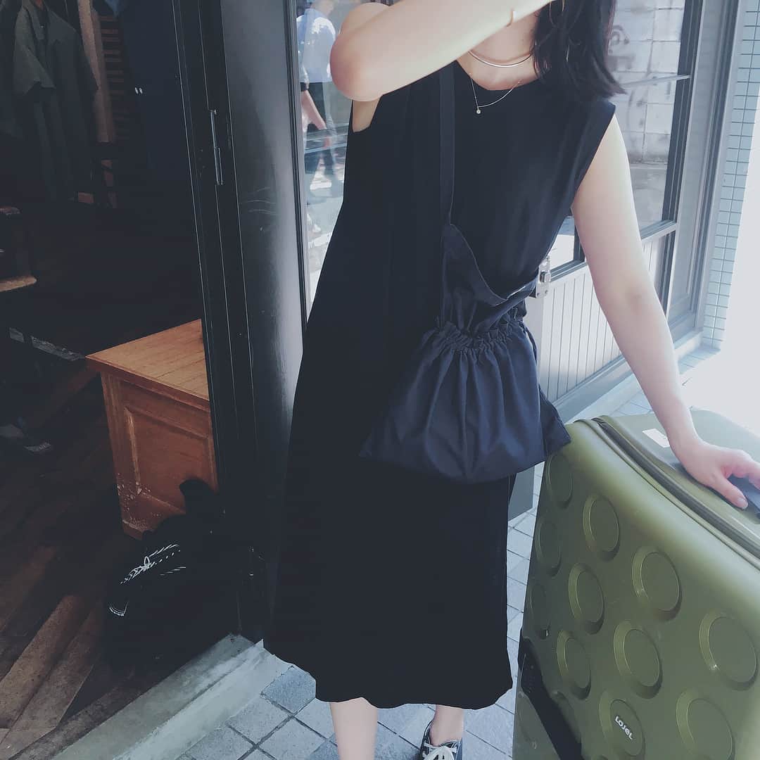 Yu-kiのインスタグラム：「New bag🖤ずっと気になってたJANTIQUES xPHIGVELのエプロンバッグ☺️かわいすぎてブラウンと2個買えばよかったな😩❤️✨ @ayumundo いつもありがとう😊#jantiques#phigvel_makers_co#JAPAN#TOKYO#nakameguro」