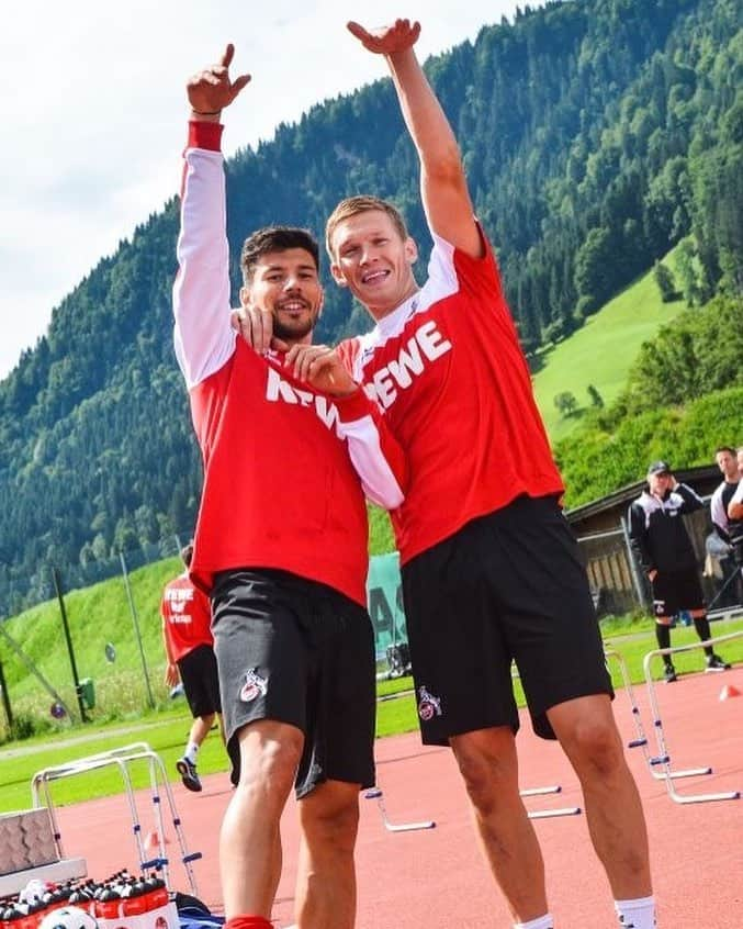 アルチョムス・ルドニェフスのインスタグラム：「With my friend Milos Jojic 💪🏀⚽️ #effzeh #fcköln」