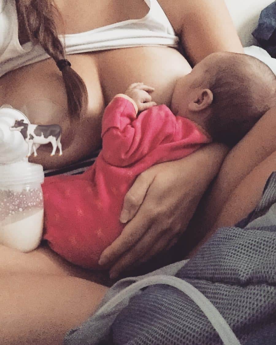 Chelsie Arynのインスタグラム：「Lunch time 💦 #mamasmilk #breastfeeding #pumpingmom #normalizebreastfeeding #milkmaid #lilcuda #baileytreasure」