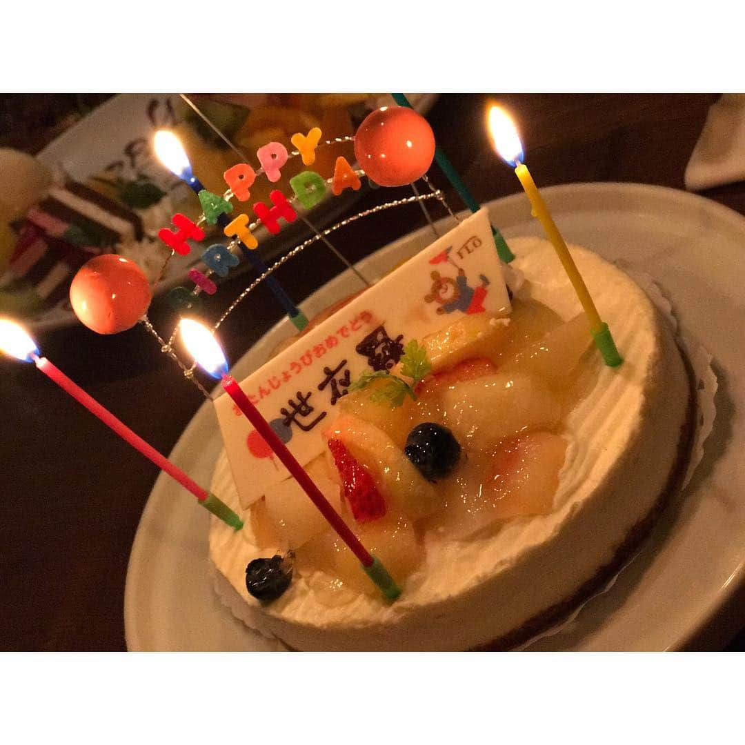 戸田れいさんのインスタグラム写真 - (戸田れいInstagram)「小中高を共にした幼馴染のお誕生日をお祝いしました🎂iPhone7plusが本領発揮しました🤳笑 ずく姐、ハピバ🎉永遠にラブ💙 ・ #happybirthday #birthdaycake #wegrowuptogether #👯#iphone7plus#被写界深度エフェクト」7月29日 2時53分 - rei_toda