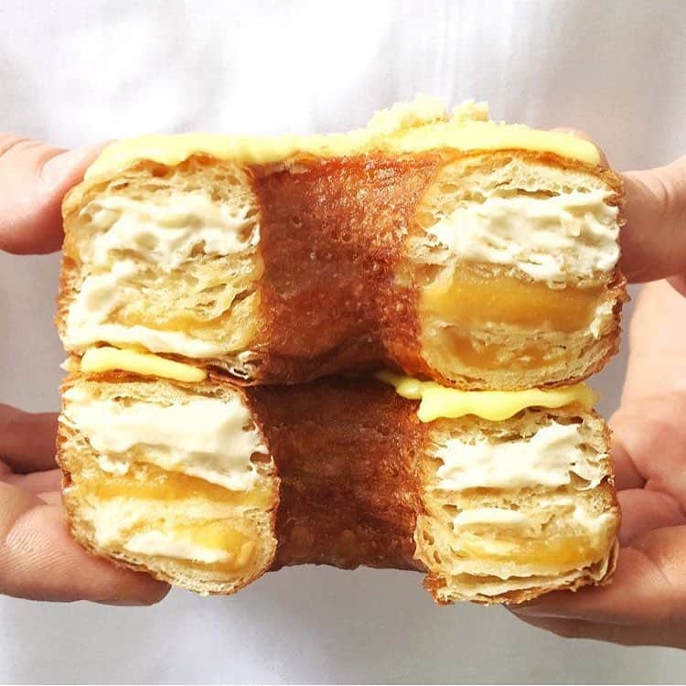 Snapfluenceのインスタグラム：「Remember how cuckoo the internet went for #cronuts? That's what we call a viral food trend. They're brilliant, they spread like wildfire, but sometimes they don't even look like they would taste good (*ahem* rainbow bagels). Today on Snap we rounded up some of the food trends that we, frankly, wish people would just stop posting about 🙃 link in our bio. | photo via @dominiqueansel」