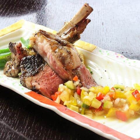 酒菜創作おくの屋のインスタグラム：「ヘルシーな一品‼️夏野菜のビネガーソースでさっぱりと✨ #ラムチョップ #夏野菜 #ビネガーソース #ヘルシー #夏限定 #炭火焼き  #片町ご飯 #片町 #おくの屋」