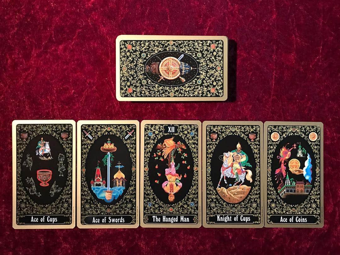 桂さんのインスタグラム写真 - (桂Instagram)「Russian Tarot of St.Petersburg  浜学園時代、国語科の後輩が、イギリスに遊びに出かけ、イギリス土産として、この、U.S Games Systems 製の、イタリアで印刷された、ロシアンタロットを買ってきてくれた椿事を、改めて思う。  まず、かの後輩が私に対して土産を、それもイギリス土産を買ってきたことへの驚きと、それが、タロットデッキであったことへの驚きと、さらに、イギリスのお土産なのに、アメリカの企業がイタリアで印刷した、ロシアンタロットって、なんなんだそれは、ユーラシア大陸とアメリカ大陸と大英帝国との結合的な産物は的な驚きとの、複合。  あのころ、私にタロットを土産として買ってきた彼は、慧眼だったと言えるのかと、ちょいとだけ、思う。  閑話休題。  ふと思い立ってカードを引くと、連続して、こんな感じになる。エースカード、エースカード、メジャーアルカナ、コートカード、エースカード。結局、こういうことなんだな。  #russiantarotofstpetersburg #tarotdeck #tarotcards #aceofcups #aceofswords #thehangedman #knightofcups #aceofcoins #サンクトペテルブルク #ロシアンタロット」7月29日 17時13分 - astrology_tarot