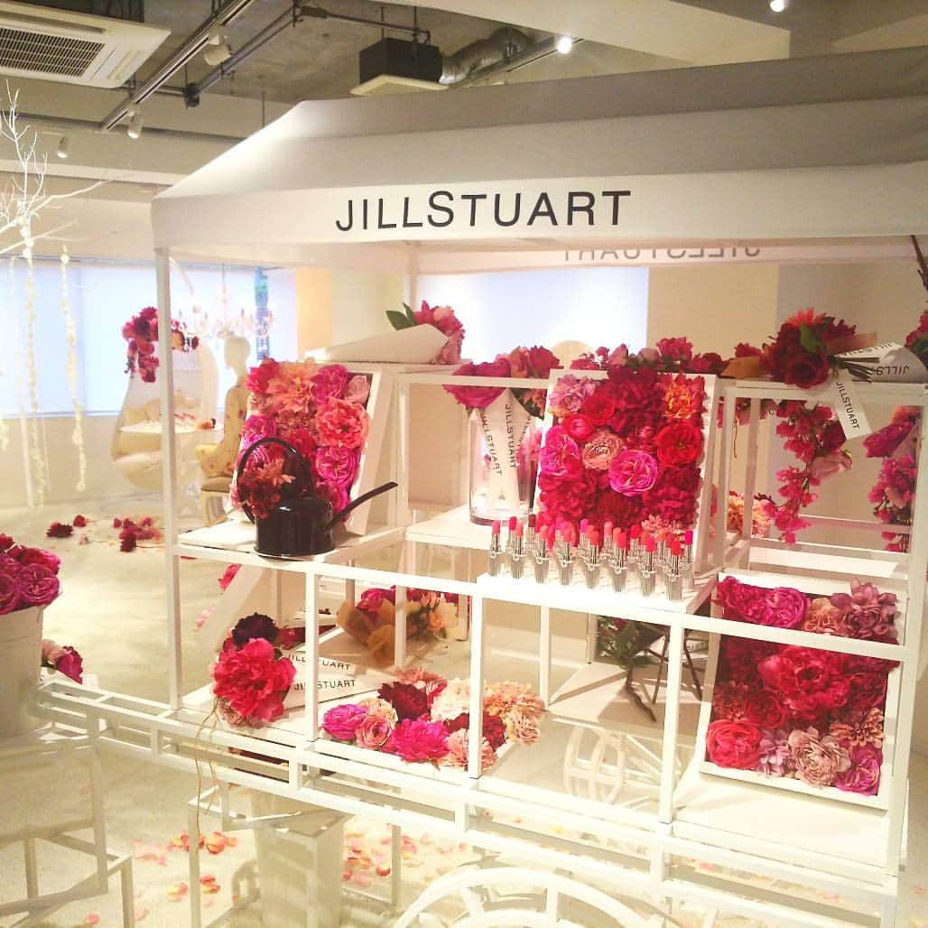 美的 Biteki's official Instagram! さんのインスタグラム写真 - (美的 Biteki's official Instagram! Instagram)「ジルスチュアート ビューティのコスメを楽しめる「JILL STUART Dreamy Gallery」に行ってきました！ . . 今回の主役は、8月4日より新発売の「リップブロッサム」！その世界をイメージされたフォトジェニックな空間は、入った瞬間から釘づけに♡ワゴンに飾られたリップブロッサムや絵画の中に入り込んだようなディスプレイ…ピンクをベースにしながらもちょっぴり大人らしさを感じられるリップブロッサムの魅力を堪能できました！（※招待制・一般公開はしていません。）. . さらにジルスチュアートの一部店舗では、待望のリップスティックへのエングレイビング（刻印）サービスが始まります！自分だけの宝物に、世界でひとつだけのギフトに、ぜひチェックしてみて♪（ 詳しくはジルスチュアート ビューティＨＰにてご確認ください。） #リップブロッサム#ジルスチュアートドリーミィギャラリー#jillstuartbeauty#ジルスチュアート#JILLSTUART#ジルスチュアートビューティ#リップ#JILLSTUARTDreamyGallery#エングレイビング#コスメ#cosme#bitekicom」7月29日 9時19分 - bitekicom