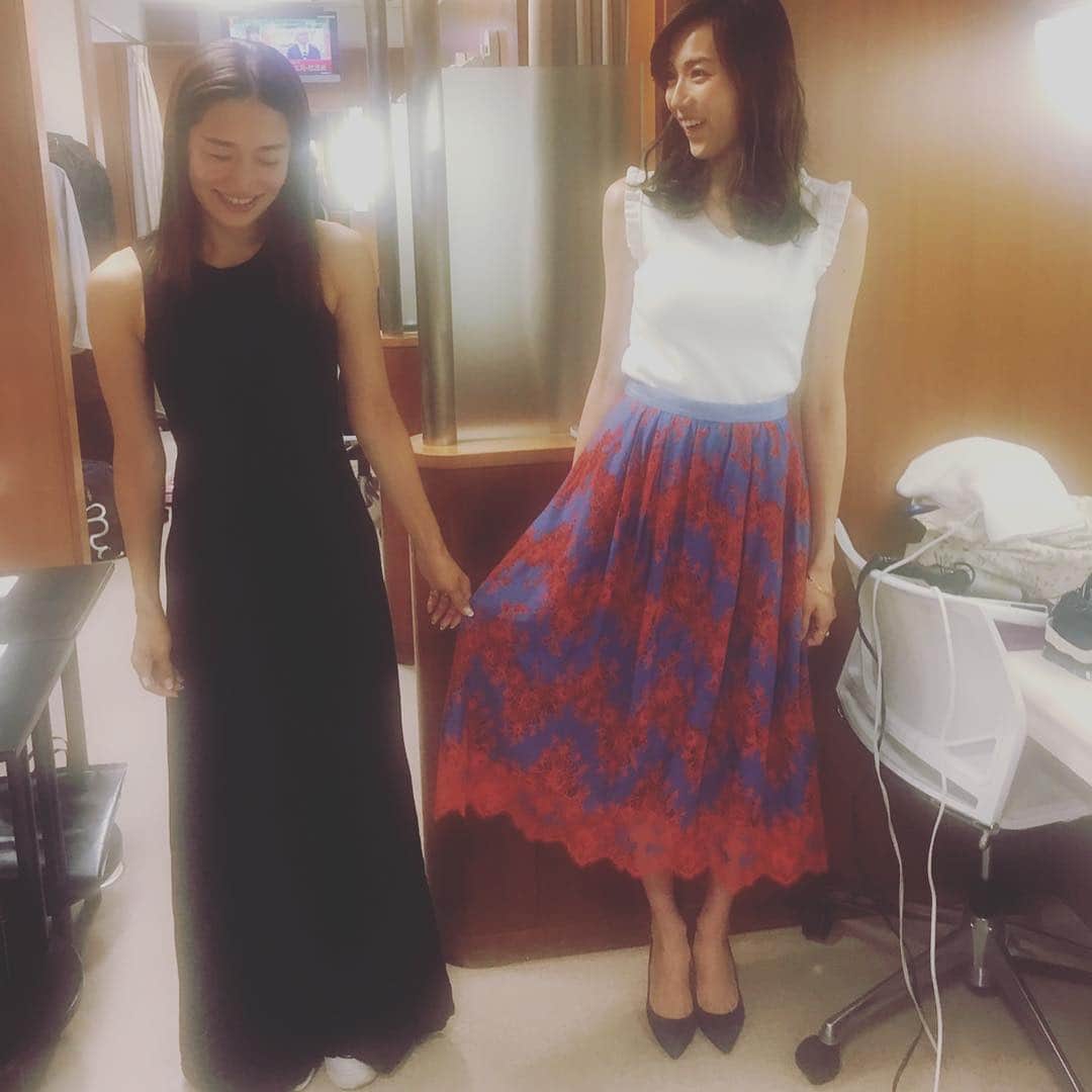 亀恭子のインスタグラム：「おはようございます^ ^  カメラのレンズがくもっていて、なんだかロマンティックな光w  today's yuri… #knit #skirt #mystrada #jewelry #cocoshnik  #王様のブランチ #tbs #笹川友里 #saturday #sunnyday #私の肩幅 #肩パットいらず」