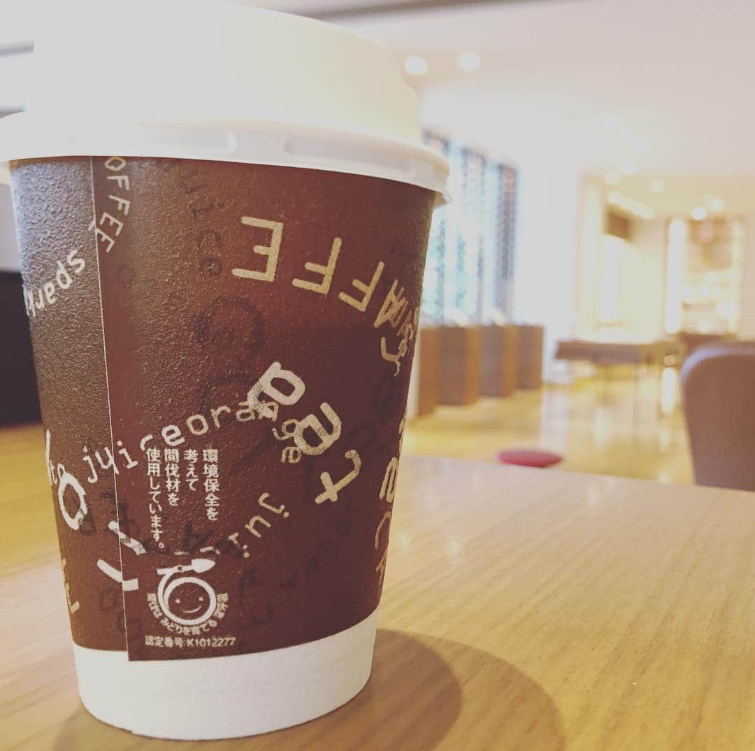 R!Nのインスタグラム：「おはようございます。 . . 福岡2日目。 今日でツアーファイナル。 駆け抜けてきた1ヶ月間、全10公演。 . 長いようで短かった。 ツアー回る！と決めてから沢山の葛藤と不安と戦い、出発して沢山の優しさと絆に恵まれた今回のツアー。 . 福岡の模様は今夜か明日、まとめてアップしますね。 . 夏休みシーズンでホテルがどこも高かったので思い切って駅チカで取ったら思ったよりも凄くいいホテルで優越感に浸るモーニングコーヒー。 . . #live #tour #FIGUREOUT #fukuoka #final #morning #gm #coffee #coffeetime #chill #singer #singersongwriter #vocalist #music #musicismylife #thanks #感謝 #ありがとう #hotel #駅チカ #福岡 #今日は #北九州 #写真好きな人と繋がりたい #写真撮ってる人と繋がりたい #音楽 #love #instadaily #instapic #like4like」
