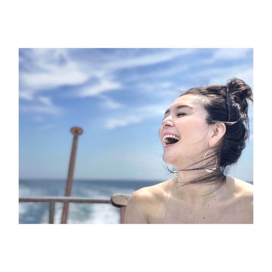 知花くららさんのインスタグラム写真 - (知花くららInstagram)「波の揺らぎが 都会でフルスロットルな身体とこころをニュートラルにしてくれる。やっぱり海のそばにいたいよ。 big smiles on your way!! #sea #cruise #beautifulsky #soundofwaves #smile #peace #health #beauty #love #happy」7月29日 11時28分 - chibanakurara.official