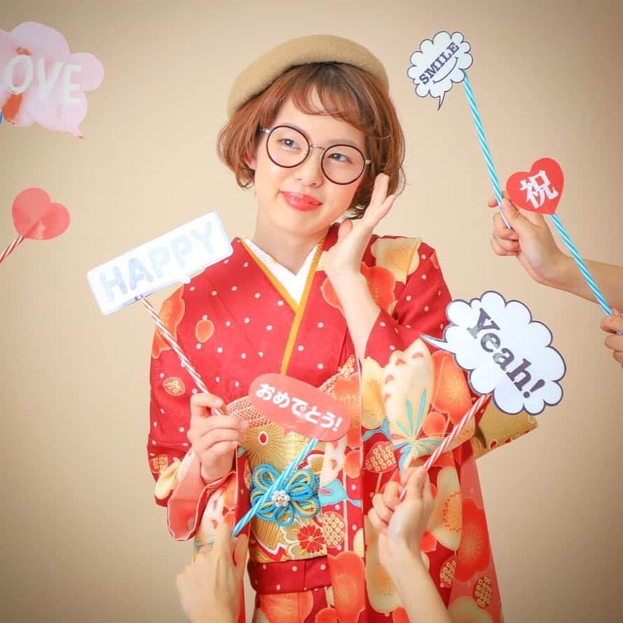 Furisode20さんのインスタグラム写真 - (Furisode20Instagram)「. 流行りの#ベレー帽 を 取り入れて#レトロモダン なスタイルに*\(^o^)/* . .｡. .｡..｡. .｡..｡. .｡..｡. .｡..｡. .｡..｡. .｡..｡. .｡..｡. .｡..｡. ＊アンジュエールのInstagram ▶プロフィール欄から直接お電話・メール可能です @photostudio_angeaile ・ ＊振袖・袴専用Instagram @yousmile20furisode ・ ＊ユースマイル(キッズ写真館)のInstagram @photostudio_yousmile ..｡. .｡..｡. .｡..｡. .｡..｡. .｡..｡. .｡..｡. .｡..｡. .｡..｡. .｡..｡. #ユースマイル #アンジュエール  #成人式振袖 #振袖選び #成人式前撮り #ヘアメイク #レインボードレス #おしゃれな前撮り #振袖レンタル #写真好きな人と繋がりたい #フォロー大歓迎 #振袖前撮り #姫路 #加古川 #明石 #神戸#モデル#モデル募集 #美少女#コーデ#おしゃれさんと繋がりたい #写真好きな人と繋がりたい #ファインダー越しの私の世界 #可愛い女の子#おしゃれ女子」7月29日 12時06分 - yousmile20furisode