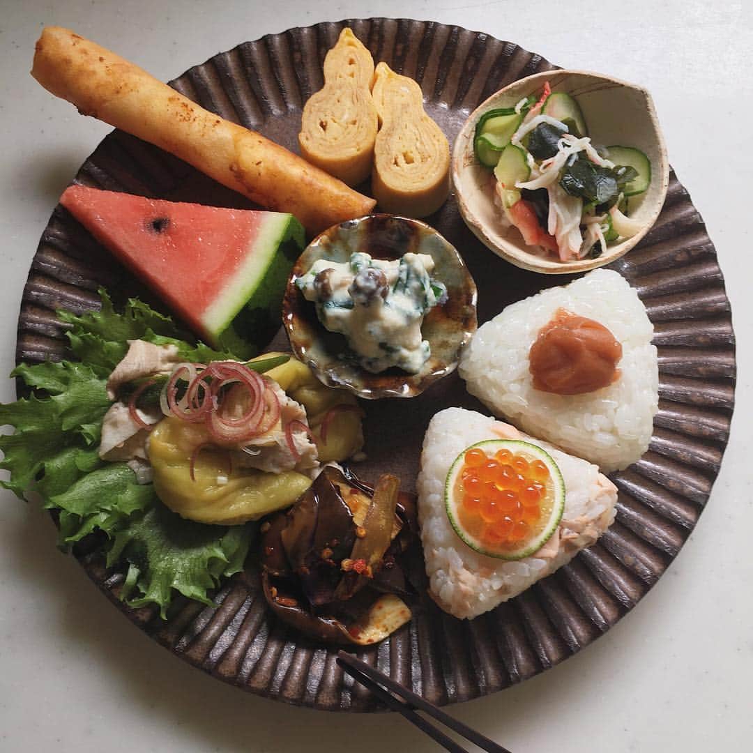 akoのインスタグラム：「Today's breakfast. 朝ごはんでこんにちは レンジで蒸し茄子を作った残りの皮 ふじわらさんのおいしい唐辛子で炒めて ペペロンチーノ風にしたのが美味しかったです  みなさま引き続き楽しい土曜日を☺︎ * 茄子皮ペペロン 蒸し茄子と豚しゃぶのポン酢和え かぼちゃとクリームチーズの春巻き 瓢玉子 胡瓜 わかめ カニかまの酢の物 九条ねぎとしめじの白和え 鮭いくらの親子むすび 梅むすび すいか」