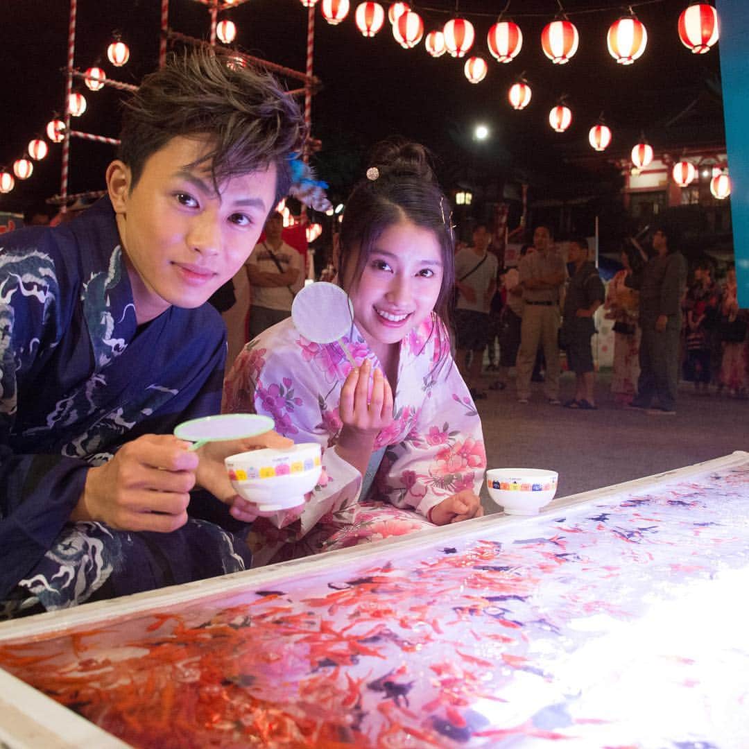 兄に愛されすぎて困ってますのインスタグラム：「関東では今日は隅田川花火大会🎇ということで、せとかと千秋さんの浴衣オフショット✨  #夏といえば金魚すくい #花火大会 🎇 #夏ですねえ #土屋太鳳 #草川拓弥 #超特急 #兄に愛されすぎて困ってます #兄こま #大ヒット公開中」