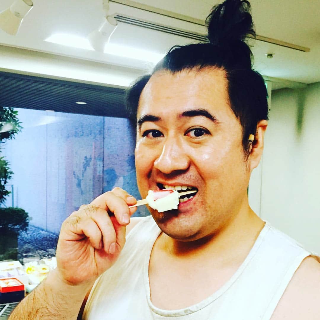 青木さやかさんのインスタグラム写真 - (青木さやかInstagram)「この人は本番直前に毎日アイスを食べます。 #小手伸也さん #子供の事情」7月29日 13時19分 - sayaka___aoki
