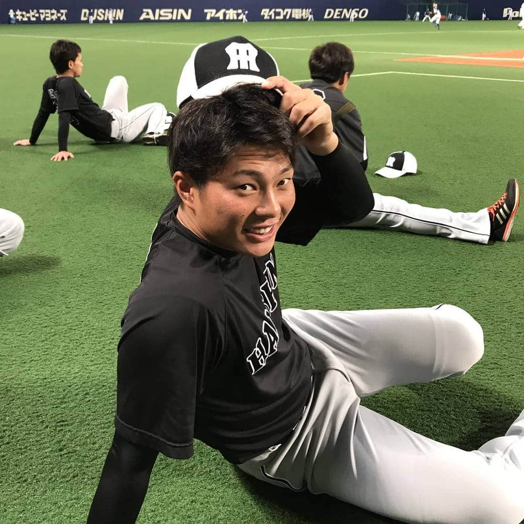 阪神タイガースさんのインスタグラム写真 - (阪神タイガースInstagram)「今日、23歳のお誕生日を迎えた北條選手、おめでとうございます‼️ #阪神タイガース #北條史也 選手 #23th #happybirthday #ストレッチ中にもお祝い📷✨」7月29日 13時41分 - hanshintigers_official