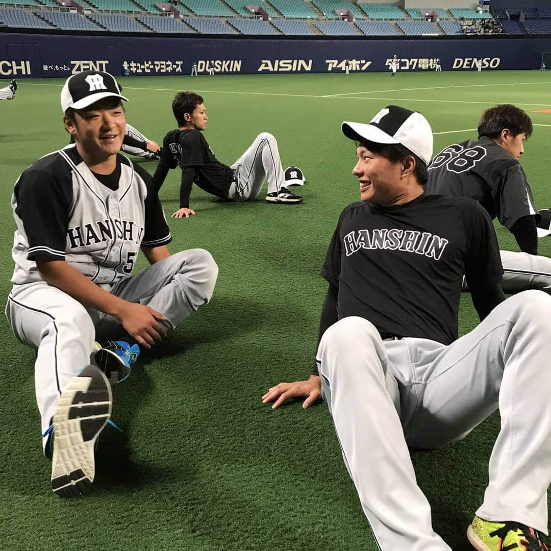 阪神タイガースさんのインスタグラム写真 - (阪神タイガースInstagram)「今日、23歳のお誕生日を迎えた北條選手、おめでとうございます‼️ #阪神タイガース #北條史也 選手 #23th #happybirthday #ストレッチ中にもお祝い📷✨」7月29日 13時41分 - hanshintigers_official