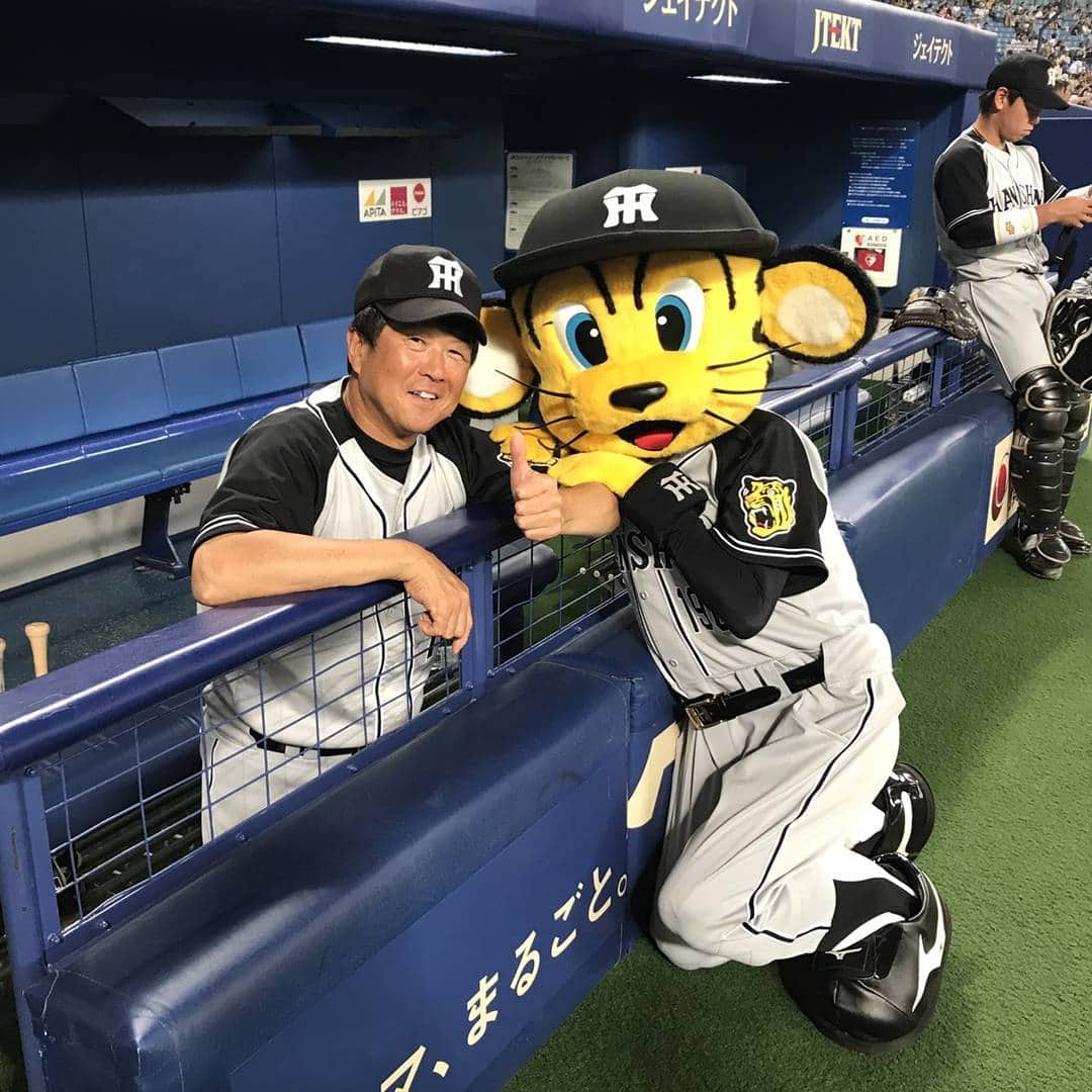 阪神タイガースさんのインスタグラム写真 - (阪神タイガースInstagram)「そして今日はトラッキーも名古屋ドームに応援に駆けつけています❗平田コーチと👍✨ #阪神タイガース #平田勝男 チーフ #トラッキー」7月29日 13時52分 - hanshintigers_official