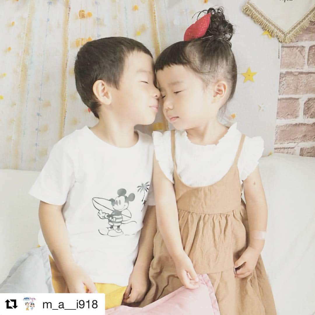 のインスタグラム：「#Repost @m_a__i918 さんの投稿をご紹介！ ・ ・ 仲良しきょうだい👦🏻👧🏻💕 きょうだい同士で笑いあっている姿を見ると、本当癒されますよねぇ😌💕 ・ * どっと…疲れた😵😵😵💨💨 * ２人が元気過ぎて😩 暴れてうるさｰｰい😭💦 *  先週の２人☺ *  くっついたり♡♡ #仲良し 😂💕 *  今日はジュラシックパークがあるｰｰ😆 ２人恐竜大好きだから慶ぶだろな☺✨ *  最近#やんちゃ が過ぎる兄妹に気力を持ってかれる😥⤵⤵ *  #兄妹#息子#娘#4歳#2歳#男の子コーデ#女の子コーデ#男の子#女の子です #のちふぉと#ママプきょうだい」