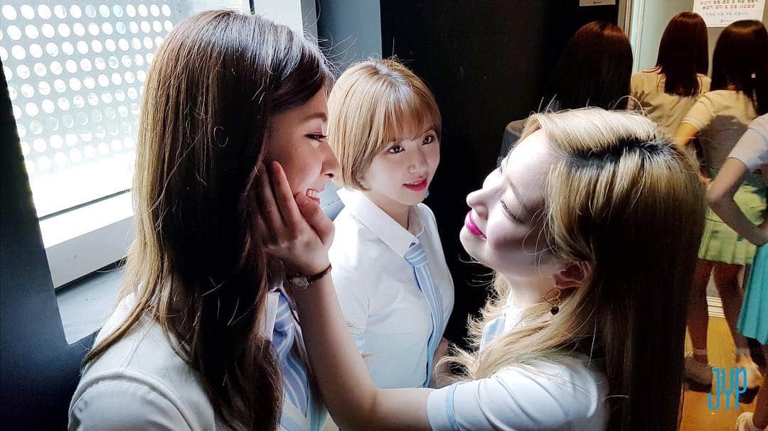 のインスタグラム：「오늘 오후 2시! MBC MUSIC 채널에서도 틋티비를 만나보세요! 주말도 트둥이들과 함께!  #TWICE #트와이스 #TWICEtv #틋티비」