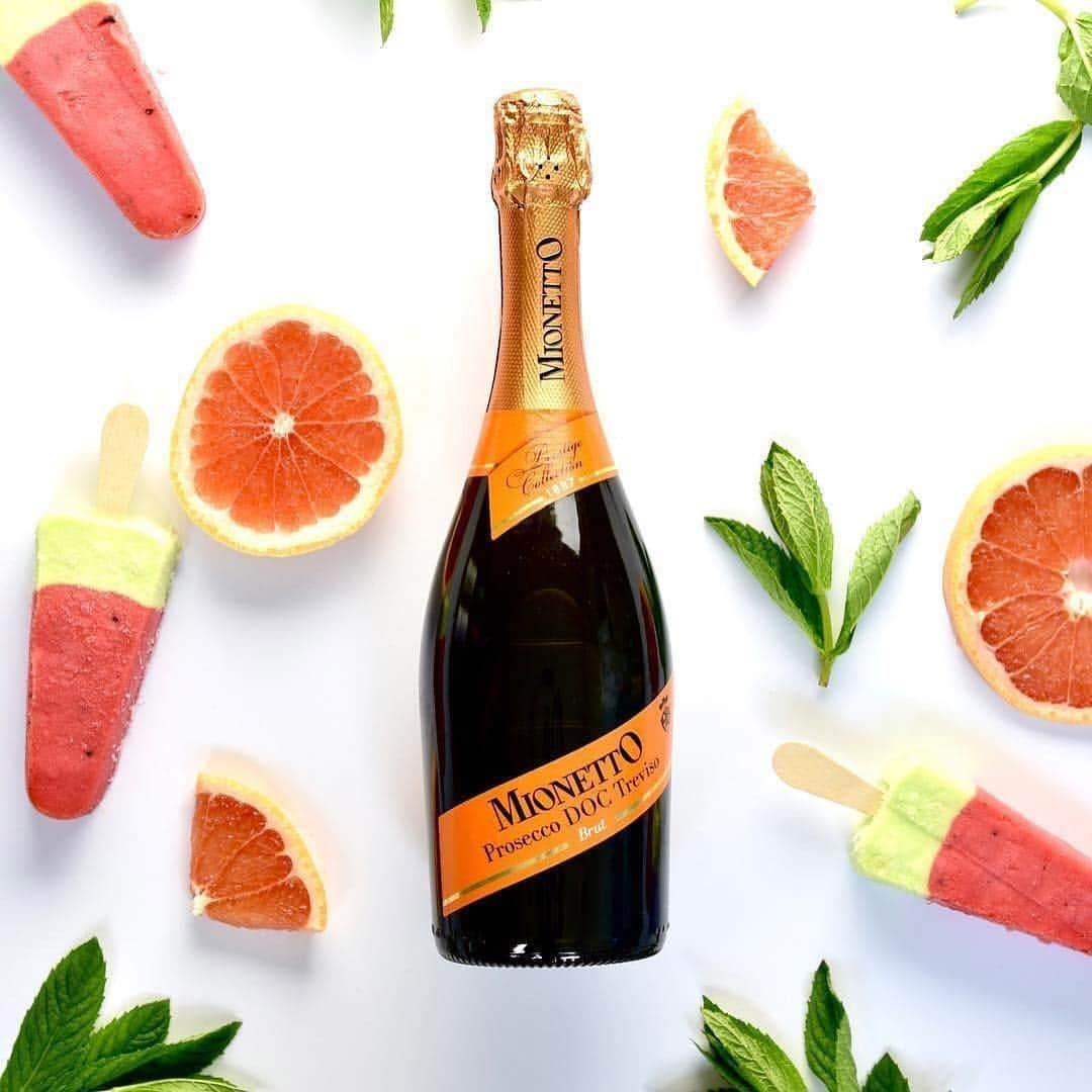 Mionettoのインスタグラム：「Saturday perfection🍊🌿🍾✨」