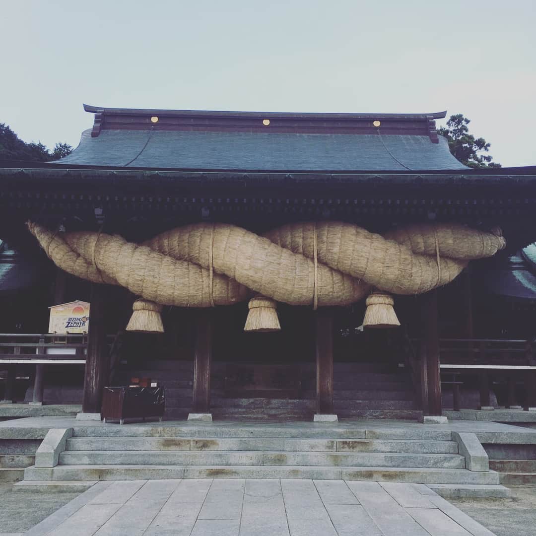 西岡剛のインスタグラム：「中田翔より😭 パワースポットにお参りしてきたので剛さんの事もお願いしといたので運気おっそわけしますと画像送られてきました。 有難いけど可愛いいやっちゃな🤣 自分も辛いときに気にかけてくれてありがとうな。 俺も同じ舞台に戻ってこれたけど結果の世界やからお互いもっと頑張ろうぜ💪 下向いても何も始まらんよ。 明日は必ずくるんやから！ ご飯屋さんのトイレにあったカレンダーを見てなるほどな🙄とパシリ📸 #阪神タイガース #西岡剛 #日本ハムファイターズ#中田翔#パワースポット」