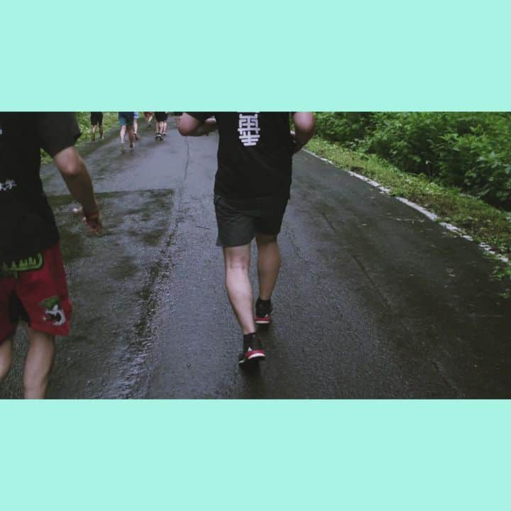 走るひとのインスタグラム：「【フジロックラン】 - フジロックラン1日目無事終了。雨にも関わらず、約100人が&MOSHに集い、イベント初日を盛り上げました。 参加されたみなさん、ありがとうございました。 明日も会場でお待ちしております。 - - @fujirock_jp @and_mosh  @mobstyles_official  @hashiruhito.jp - #フジロックラン #FUJIROCK #FUJIROCK2017 #フジロック #フジロック2017 #and_mosh #mobstyles #走るひと #dji #osmopro」