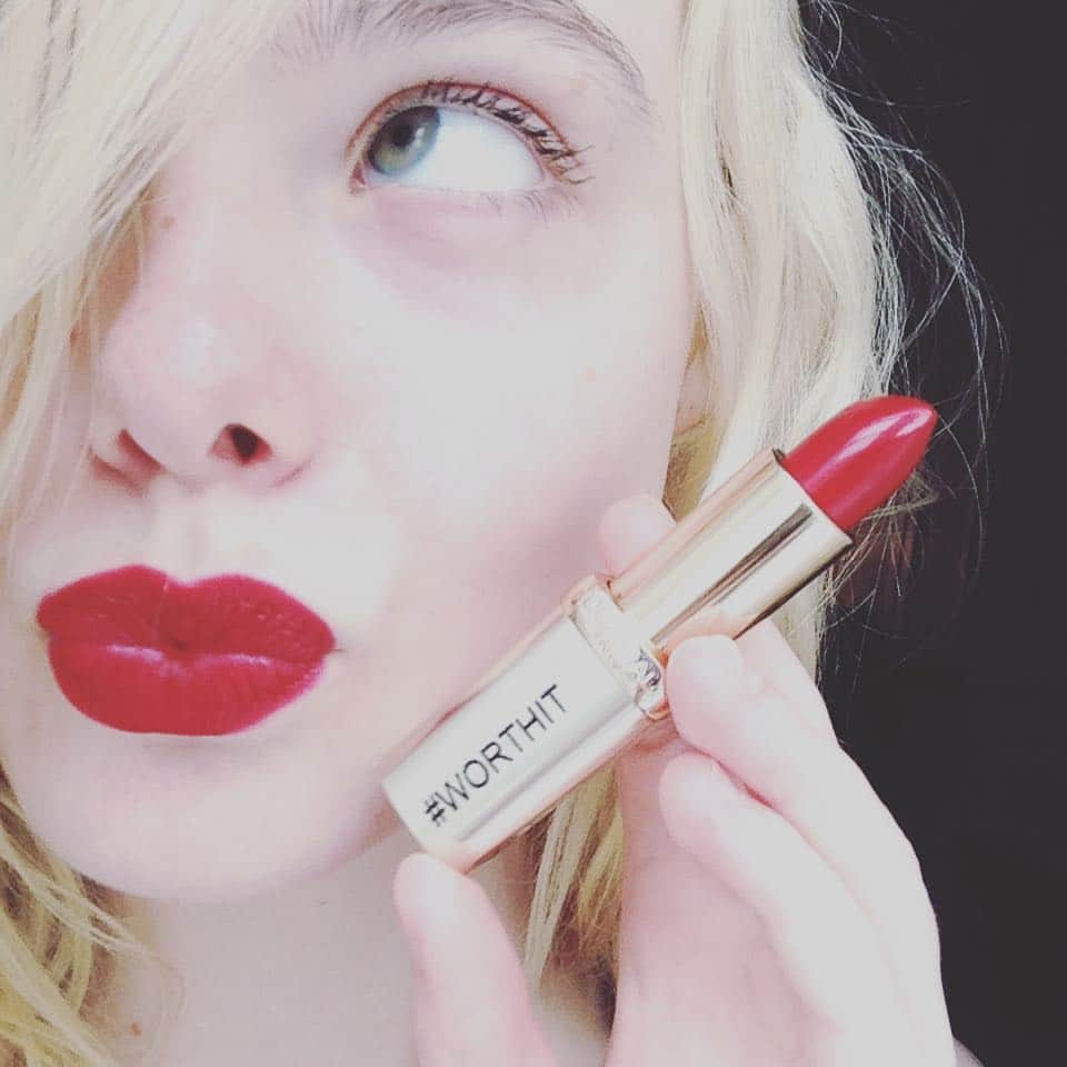 エル・ファニングさんのインスタグラム写真 - (エル・ファニングInstagram)「It's National Lipstick Day!!!💄Celebrate with @lorealmakeup by wearing a bold lip color and share why your lips are bold in more ways than one because you're worth it!! #readmylips #lorealparis ❤️💋」7月29日 20時31分 - ellefanning