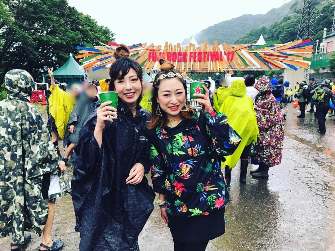 本間紗理奈さんのインスタグラム写真 - (本間紗理奈Instagram)「FUJIROCK！！！🤘 #３回目 #fujirock #フジロック #雨 #初めてフジロックの雨を体験 #おそろ #酒井春奈 #本間紗理奈」7月29日 20時46分 - sarinaaaaa_h