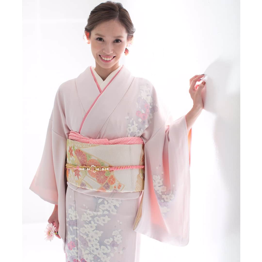 三輪麻未さんのインスタグラム写真 - (三輪麻未Instagram)「母のお着物を借りました👘❤️ Japanische Kleidung！ #お着物#着物#結婚式のお色直しのドレスも母のものを着ました#KIMONO#JAPAN#japanischeKleidung」7月29日 21時35分 - asami_miwa