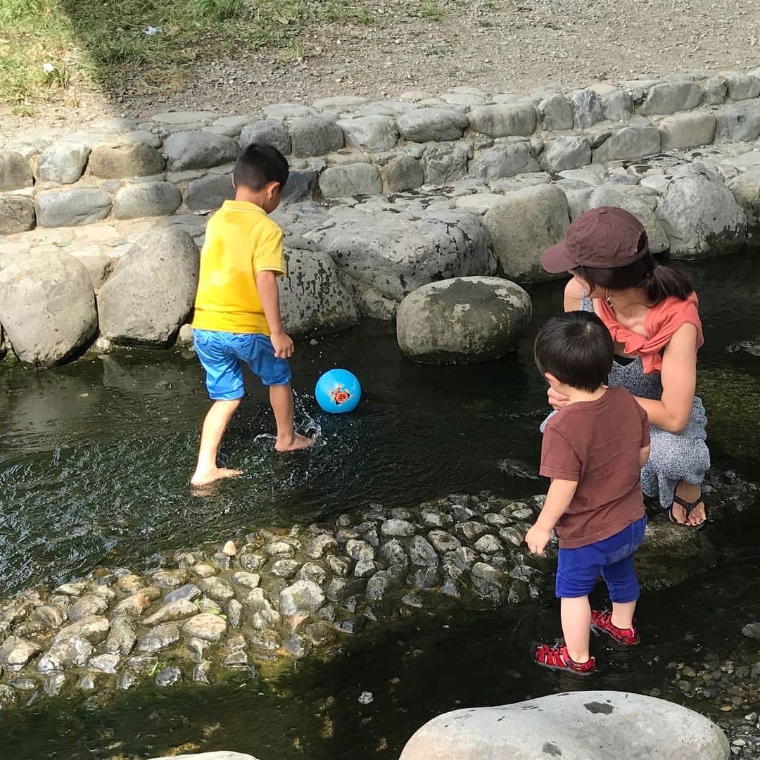 潮田玲子さんのインスタグラム写真 - (潮田玲子Instagram)「今日は水遊びへー(^^) @makinosaya ちゃんの子供達とたくさん遊んでもらって息子もめちゃ楽しそうだった！ USJで買ったミニオンズの水鉄砲が大人気でした笑  #川遊び #水遊び #楽しそうな子供達 #お水が気持ちよかった #兄妹って良いなー」7月29日 22時53分 - reikoshiota_official