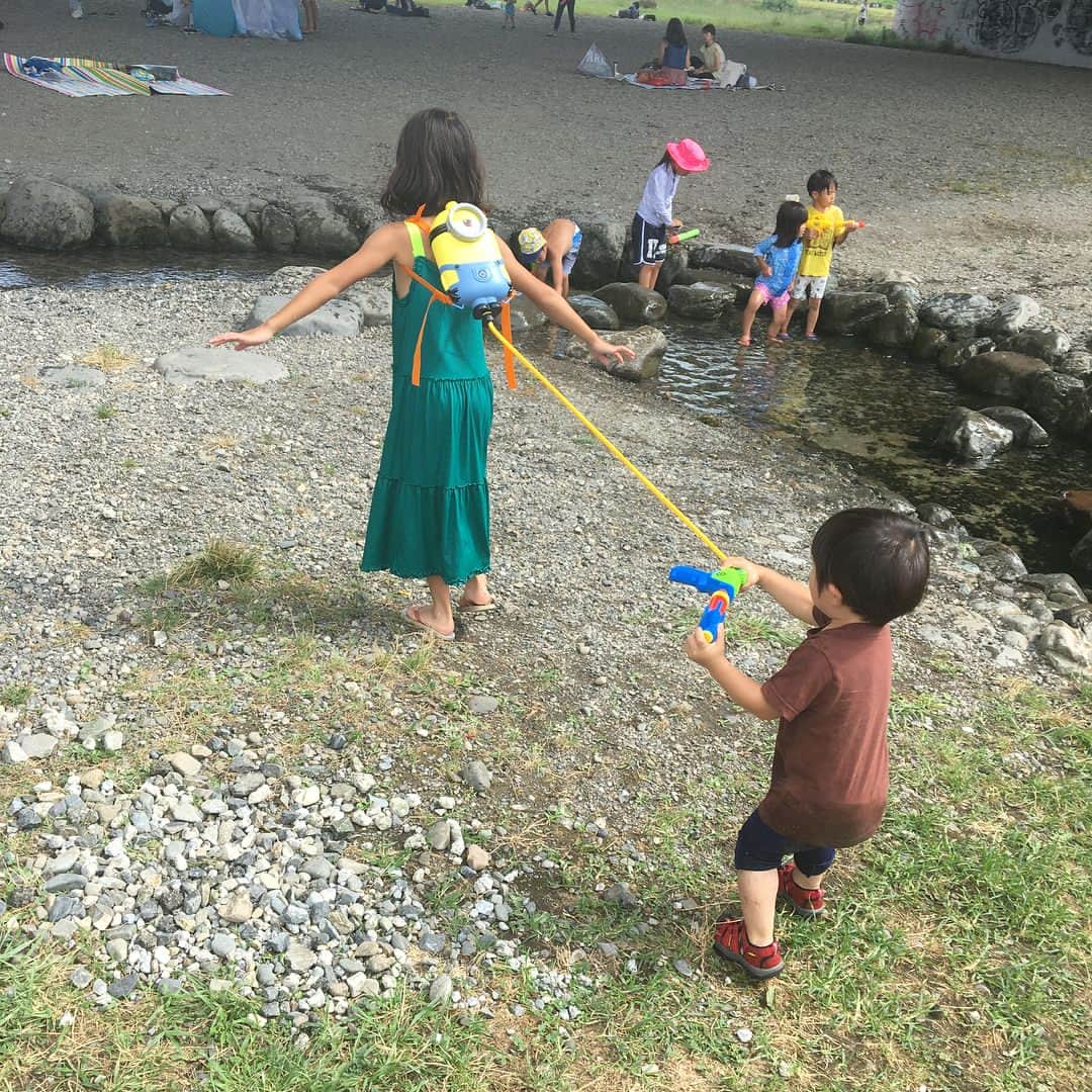 潮田玲子さんのインスタグラム写真 - (潮田玲子Instagram)「今日は水遊びへー(^^) @makinosaya ちゃんの子供達とたくさん遊んでもらって息子もめちゃ楽しそうだった！ USJで買ったミニオンズの水鉄砲が大人気でした笑  #川遊び #水遊び #楽しそうな子供達 #お水が気持ちよかった #兄妹って良いなー」7月29日 22時53分 - reikoshiota_official