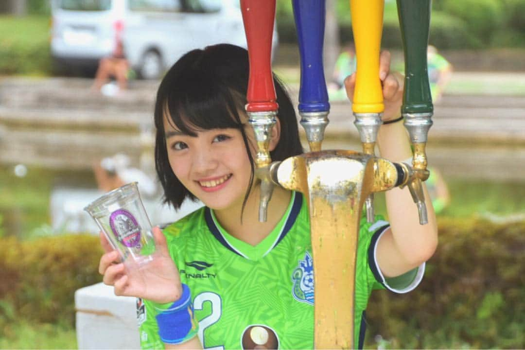 小川千尋のインスタグラム：「今度来た時は、ビールでもいかがですか？タイミングが合えばいつでも注ぎます！☺️🍺 暑い夏に私も大好きなビールを是非！ #ベルマーレビール  #サンクトガーレン #ベルマーレ #ベルマーレクイーン #ベルクイ #bellmare」