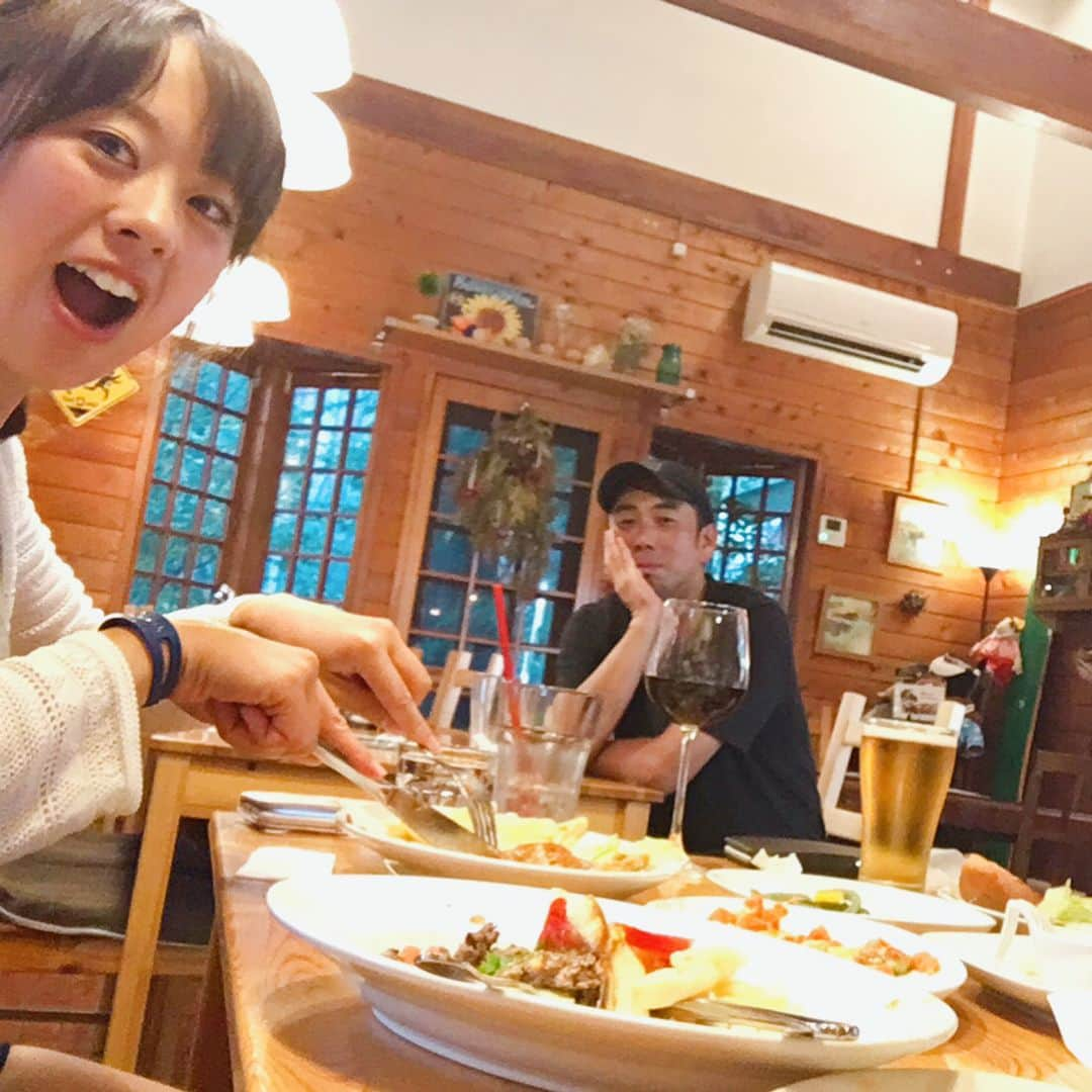 笹原優美さんのインスタグラム写真 - (笹原優美Instagram)「☆ おととい行った河口湖のお店🍔‼️ ゴルフ大好きなオーナーの井口さんと✨ . プロになる前にムースヒルズバーガーのコンペに呼んでいただときからのお付き合い⛳️✨ でもなぜかタイミングが合わず私は一度もお店に来たことがなかったんです😭 . 今回念願のムースヒルズバーガー💓 ハンバーガーもナチョスもバッファローウイングもどれも美味しかったです😋💕 女子プロにも大人気のお店！！ ぜひみなさんも行ってみてくださ〜い(๑ᴖ◡ᴖ๑)✨ #ムースヒルズバーガー #山梨#河口湖」7月30日 12時42分 - yumi_sasahara_official