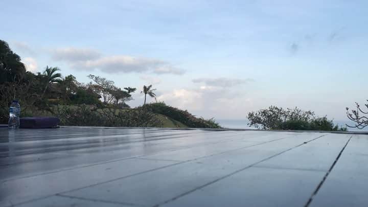 千紗れいなのインスタグラム：「morning yoga in Bali🌈 . . 6:30am start👣 . . . . . 念願の海外でのyoga✨ 気持ち良すぎました🙆🙆🙆 . . . . ちなみに動画です🤣 . #bali #ayanaresort #yoga #morningyoga #sunriseyoga #ヨガ  #左端 で #先生 が動いてる😚」