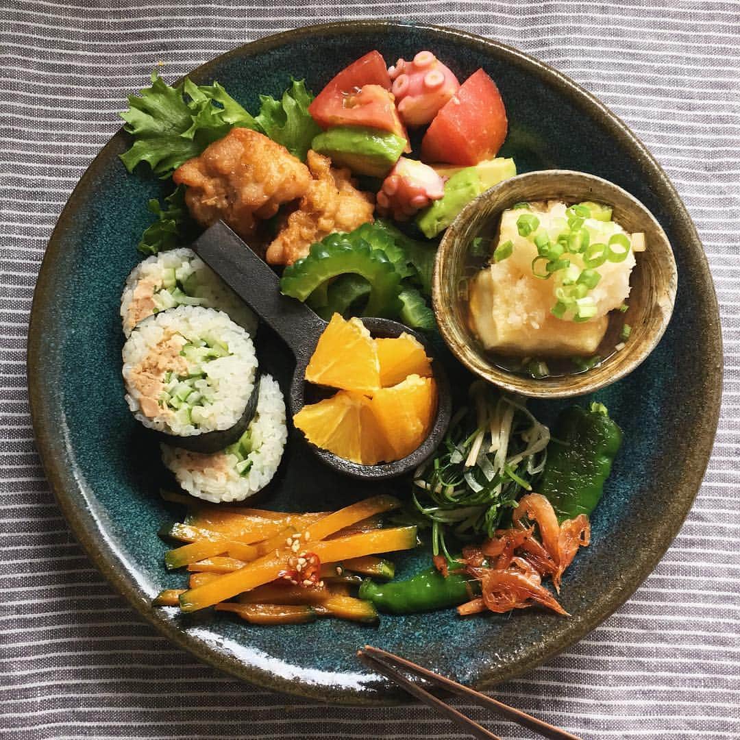 akoのインスタグラム：「Today's breakfast. おそようございます 今朝もワンプレートで朝ごはん 穏やかな日曜日になりますように☺︎ * 唐揚げ ゴーヤ添え タコ アボカド トマトのサラダ 揚げ出し豆腐 おかひじき 玉ねぎ なめ茸の和え物 甘長唐辛子と桜海老の炒め煮 かぼちゃの金平 ツナきゅうり巻き オレンジ」