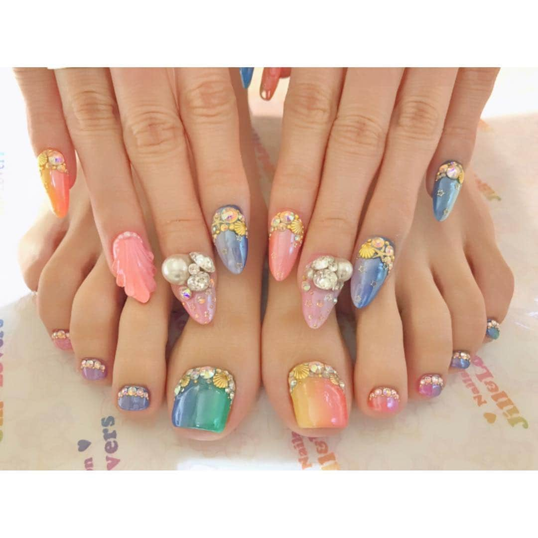 南明奈さんのインスタグラム写真 - (南明奈Instagram)「New nail♪ 派手カラー+シェルネイルで今年最後の夏ネイル☆ @mamijingu さんありがとうございます☆ フットは @kanakotsubaki_nail さんが担当してくれました(´∪`*) @jillandlovers  @jillandlovers_shibuya  #jillandlovers #nail #nails #ネイル #夏ネイル #nailart #シェルネイル」7月30日 12時14分 - akinaminami