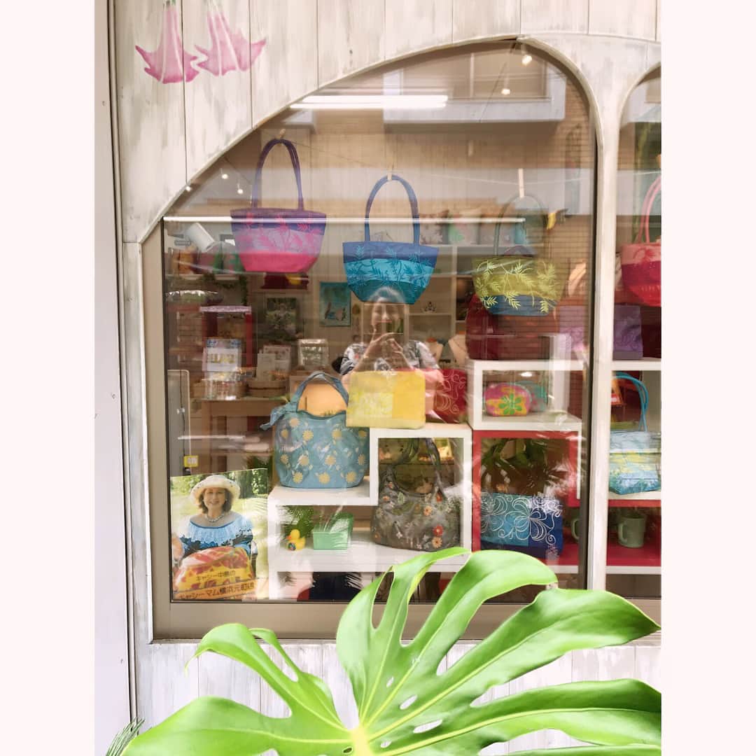 キャシー中島さんのインスタグラム写真 - (キャシー中島Instagram)「* 今、横浜元町のお店に来ています。 ベトナムから持ってきた刺繍のバッグをディスプレイしました。可愛いですよー❤️ #キャシー中島 #キャシーマム #kathynakajima #kathymom #マカナナキャシー #ハワイアンキルト #hawaiianquilt  #元町 #ベトナム雑貨」7月30日 12時45分 - official_kathynakajima