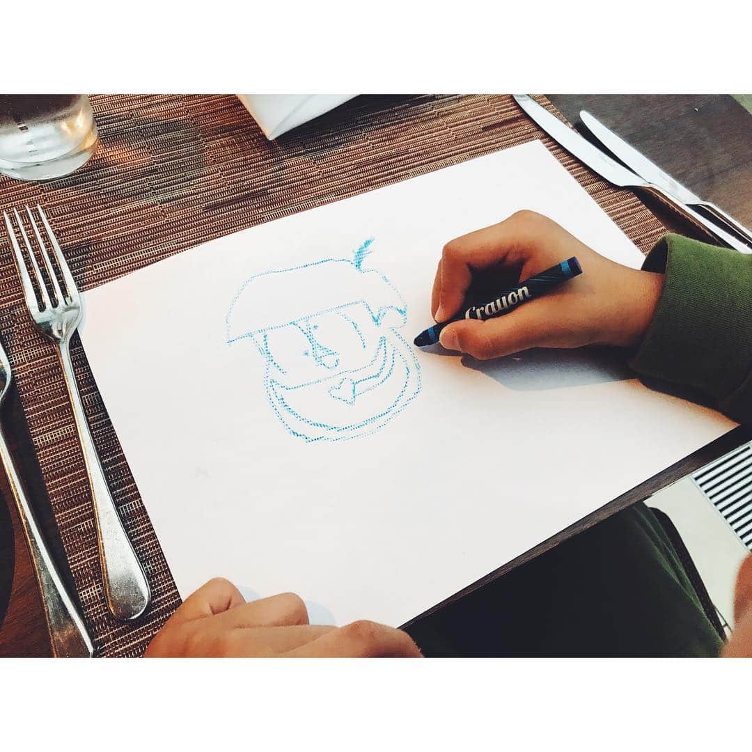 紗栄子さんのインスタグラム写真 - (紗栄子Instagram)「レストランで出された紙とクレヨンで十四松を書く長男🖋 #おそ松さん #マイメン」7月30日 21時07分 - saekoofficial