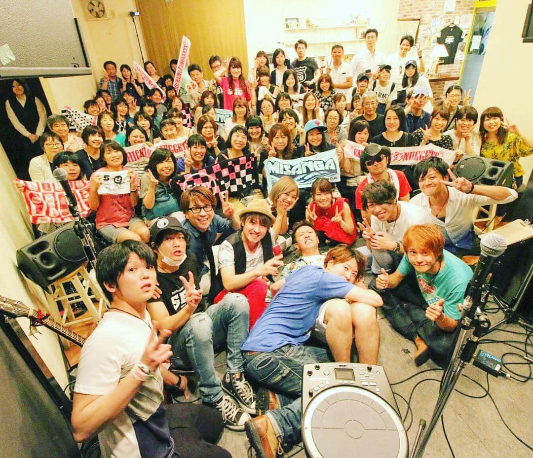 R!Nのインスタグラム：「FIGUREOUTツアー最終日 10公演目。 . 黒崎SECさんにて、素敵なイベントに出演させていただきました！ファイナルと呼ぶにふさわしい公演になりました！ . 初めましての方々がほとんどの空間で、真剣に聞きいてくださる眼差しや、福岡を何故ファイナルの地にしたかのエピソードで涙を流してくれた方々など、本当に福岡の優しさに触れた夜でした。 . これだから福岡大好きなんだよな。 . . また絶対帰って来るけんね。 改めて、ブログ書きます。 . Thank you so much! ツアーは終わりましたが、これからの私の音楽人生「Journey」はまだ果てし無く続きます。これからも、よろしくお願い致します！ . #live #tour #FIGUREOUT !! #fukuoka #福岡 #黒崎 #北九州 #黒崎SEC #チキンナゲッツ #Boyzgreenmarch #温_sara_ #松田栄作 #Sissy #フジキングス #ミサンガ #RIN #Gemie #ツアーファイナル #感謝 #出逢い #絆 #満員御礼 #singer #singersongwriter #music #musicismylife #thanks #love #summer #真夏日」
