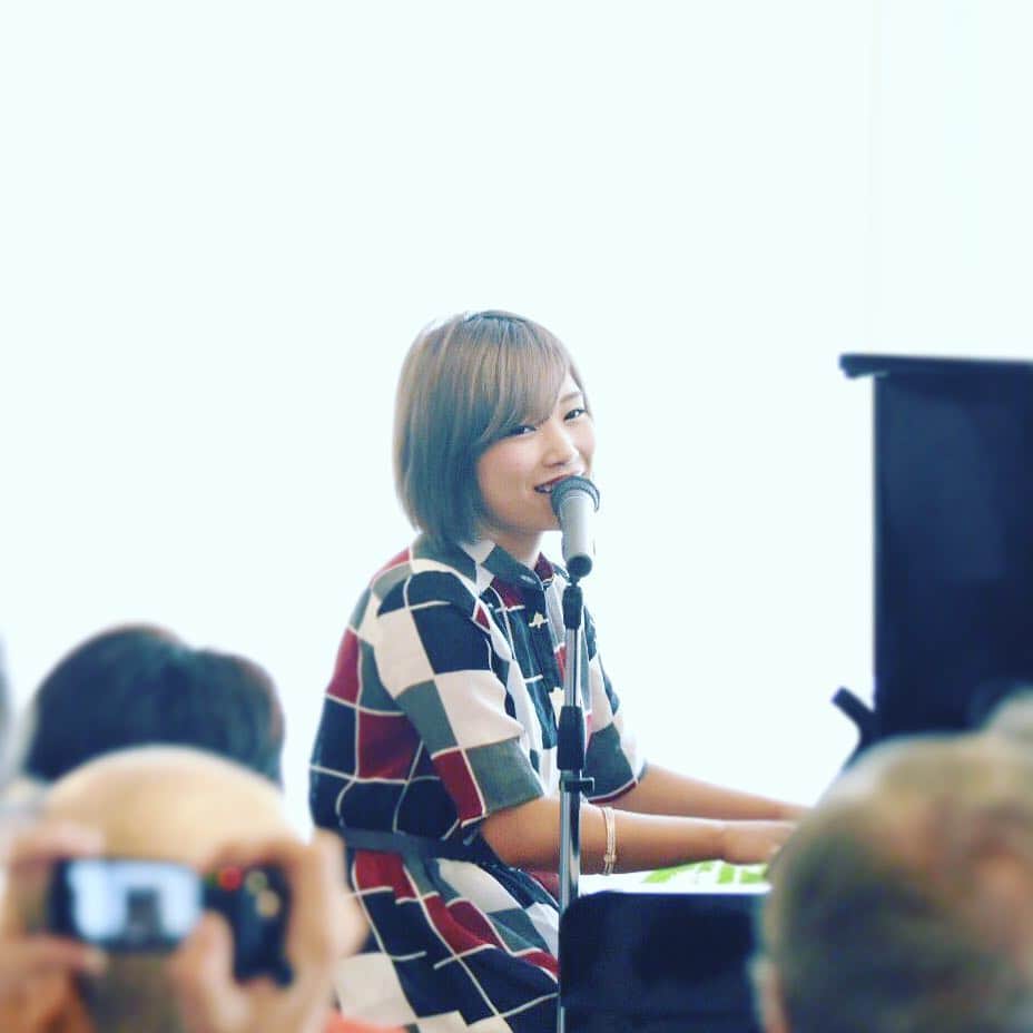 R!Nのインスタグラム：「FIGUREOUTツアー9公演目。 (順番が前後してすみません！) . たたらリハビリテーション病院さんでのチャリティライブでした。福岡へ、新幹線で5時間かけていきました。 . 病棟の患者さんをはじめ、職員の方々、北九州の親戚、沖縄や東京、福岡近郊から駆けつけて下さったファンの方々。 . 約100名、スペースに収まらないぐらいの人々に囲まれて歌うことができました。 . この病棟に入院していたファンの方がきっかけで開催し続けているチャリティライブも、今回で５回目。 . 色々と思うこともあり、MCで泣きそうになりましたが、グッとこらえて心から誠心誠意込めて歌をお届けしました。 . たくさんの方々に受け取っていただいたCDも、本当に嬉しかったです。一曲でも、心に留めてもらえる曲があればいいな。 . . そういえば昨年Gemie名義で福岡にライブに来たときは、飛行機で帰るメンバー✈️と、新幹線で帰る澤野さんでしたね。澤野さんが体感した5時間、思ったよりも長かったです。笑 . #live #tour #FIGUREOUT !! #fukuoka #福岡 #北九州 #たたらリハビリテーション病院 #チャリティライブ #優しさ #ありがとう  #RIN #Gemie #感謝 #出逢い #絆 #満員御礼 #singer #singersongwriter #music #musicismylife #thanks #love #summer #真夏日」