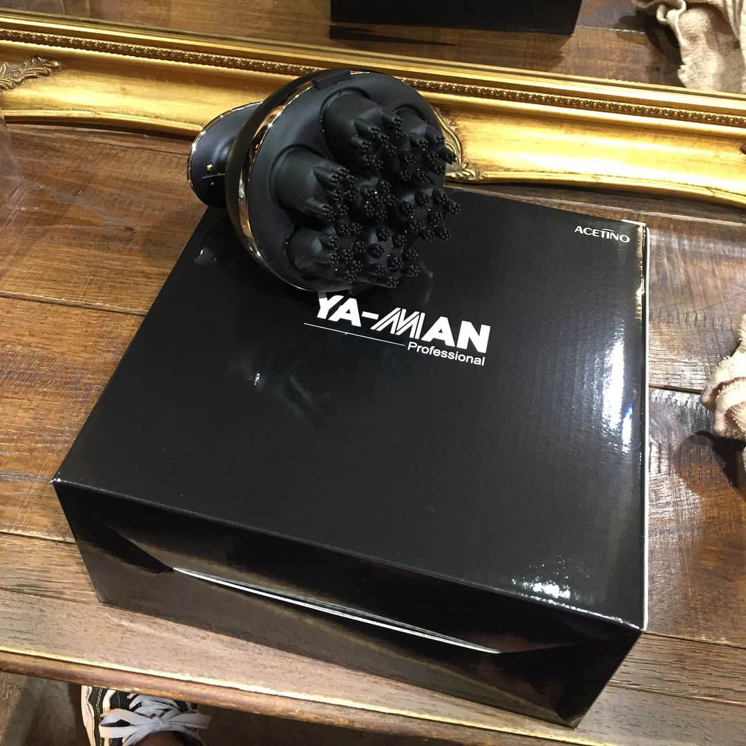 露木啓介さんのインスタグラム写真 - (露木啓介Instagram)「YA-MANさんから家でも簡単にヘッドマッサージできるヴェーダリフトを頂いちゃいました〜😁👍 よくアシスタントにシャンプーしてもらう際に疲れがたまってますねーと言われるので、これで地道にマッサージしていきますか(笑) #ヴェーダリフト#ヤーマン#ヘッドスパ#ヤーマンプロフェッショナル#エイジングケア#育成光線#たるみ #hair #hairstyle  #instahair #instagood」7月30日 13時53分 - keisuke._.tsuyuki