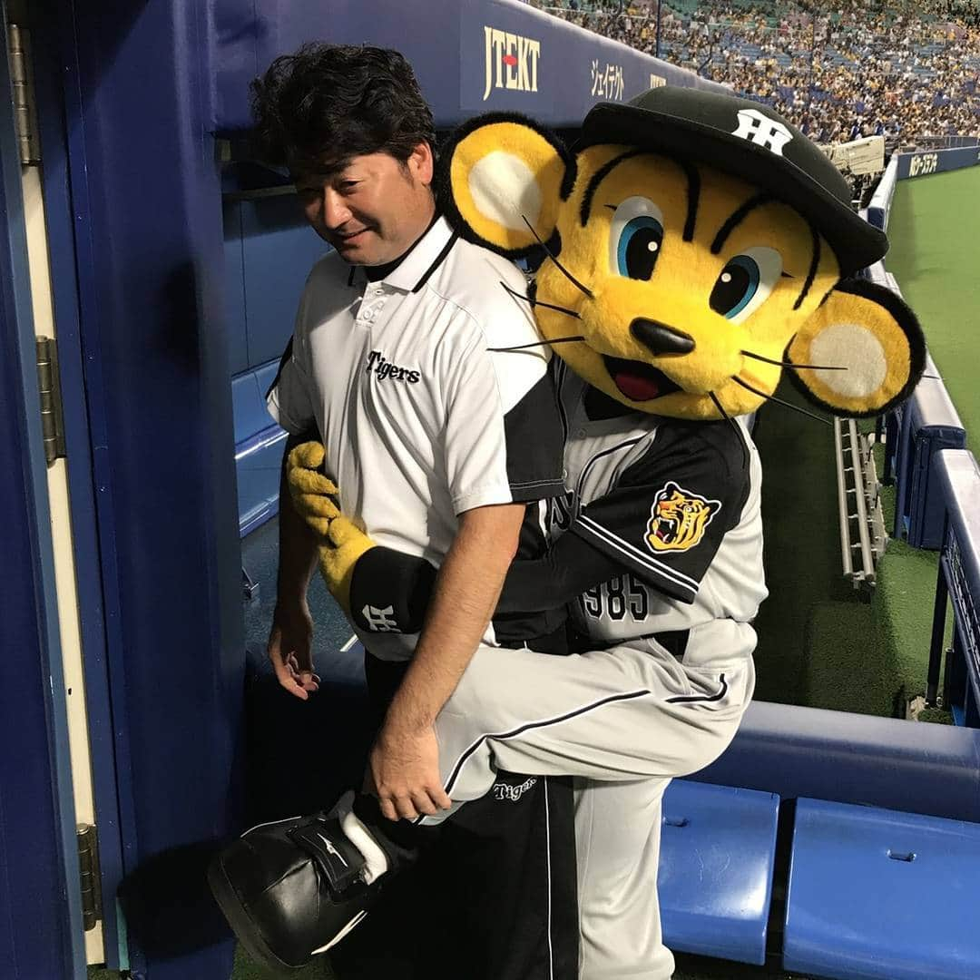 阪神タイガースさんのインスタグラム写真 - (阪神タイガースInstagram)「いつもチームを支えている馬場マネージャーとトラッキー名古屋で再会。 名古屋ドーム3連勝を約束の握手！ #阪神タイガース #馬場マネージャー #トラッキー #約束の握手 ✨」7月30日 14時13分 - hanshintigers_official