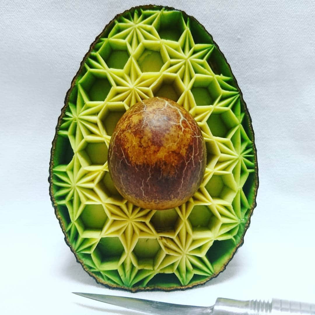 gakuのインスタグラム：「avocadocarving asanohapattern  #カービング#avocado#avocadolover #avocadotoast#avo#carving#food#art#artist #green#vegetable」