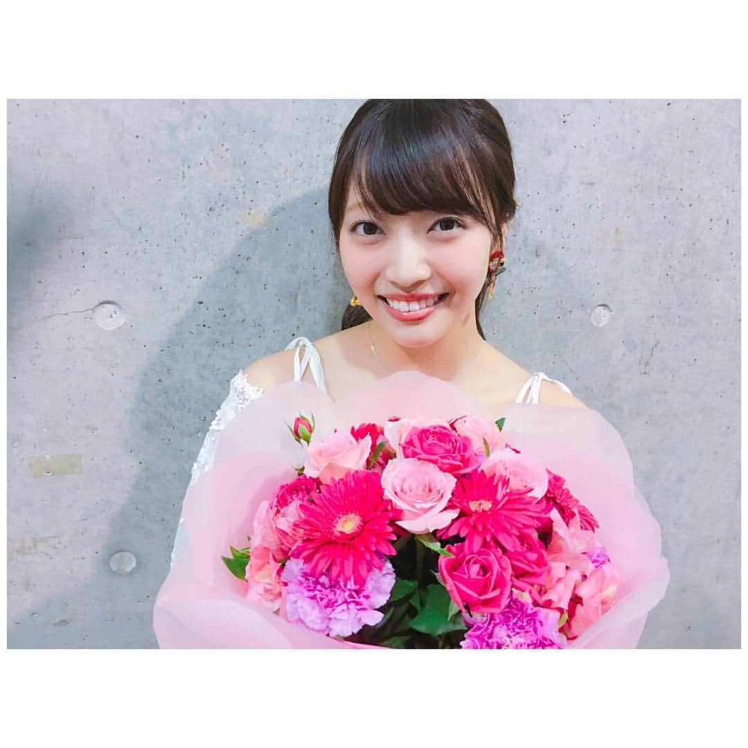 二村春香のインスタグラム：「昨日の写真です。 お花もありがとう。 #pink #flower #サプライズ #present #🌷」