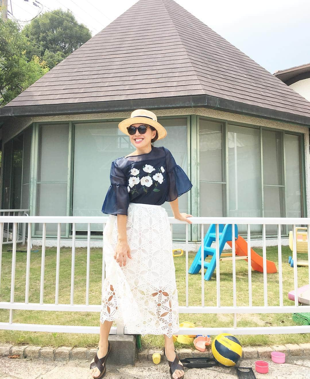 小川淳子さんのインスタグラム写真 - (小川淳子Instagram)「週末は子供達とプールへ⛱👙 夏休みは毎日のようにプールかな🤗💦 刺繍オーガンジーのブラウスに、 レーススカートを合わせました🤗 @chestynews  #summerchesty」7月30日 15時38分 - junkoogawa1225