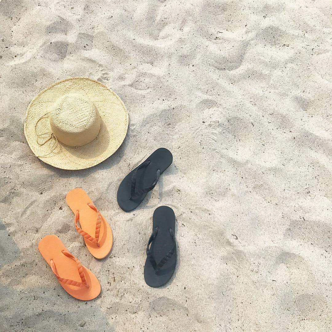 小西翼さんのインスタグラム写真 - (小西翼Instagram)「. 黒川兄弟とお揃いの beach sandal🏝💗 鼻緒も変えれるんだけど、 あえて一緒の色で合わせた🤤 . 次はwhite×yellowにしよ💛 1300円という驚きの安さ✌️ . #bluedia#ブルーダイヤ  #ビーチサンダル#ビーサン  #flipflops#beachsandals  #カスタマイズビーサン #日本生まれのビーサン」7月30日 18時36分 - tucha_k