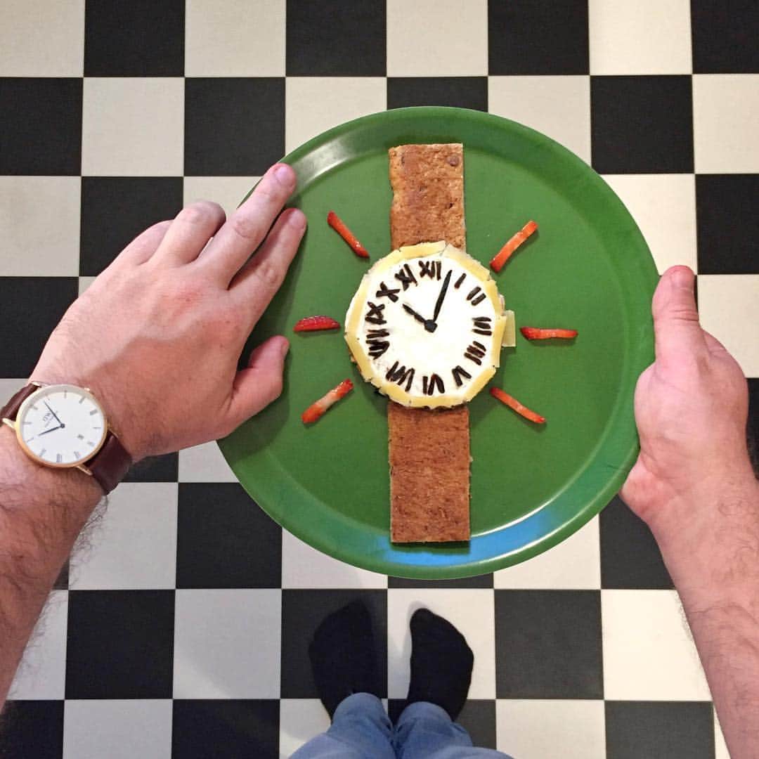 Ida Froskのインスタグラム：「My boyfriend tried his hand at food art making the other day. He found it very time consuming. ⏱😉The piece was inspired by his new @danielwellington watch. Last chance to get 15% off with the code IDAFROSK at danielwellington.com (expires 31.07.17). #ad #danielwellington #bread #creamcheese #idafrosk」