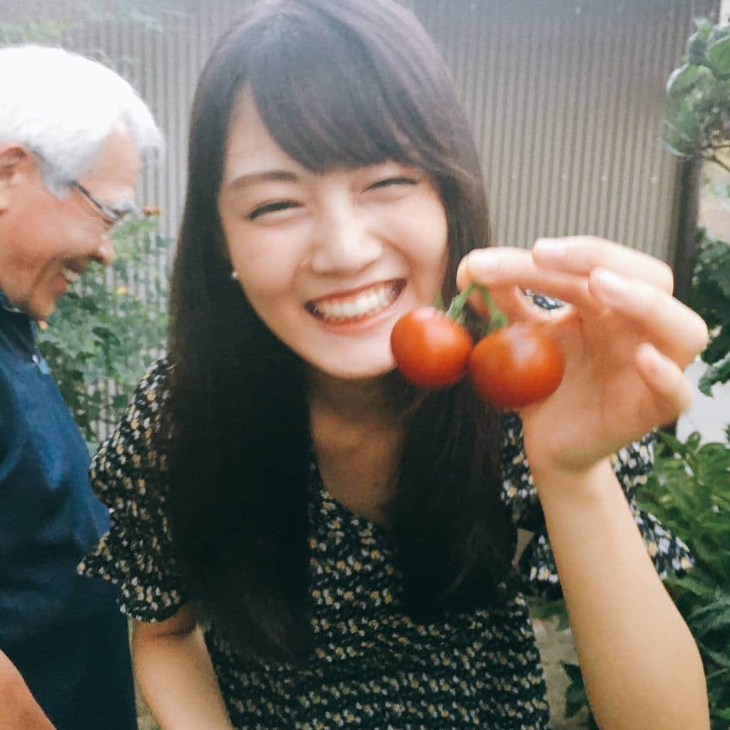 水谷果穂さんのインスタグラム写真 - (水谷果穂Instagram)「じいじとトマト収穫🍅 さくらんぼみたいに取れたよ😊 #じいじと#トマト#夏休み#ニコニコ」7月30日 19時01分 - kahomizutani_official