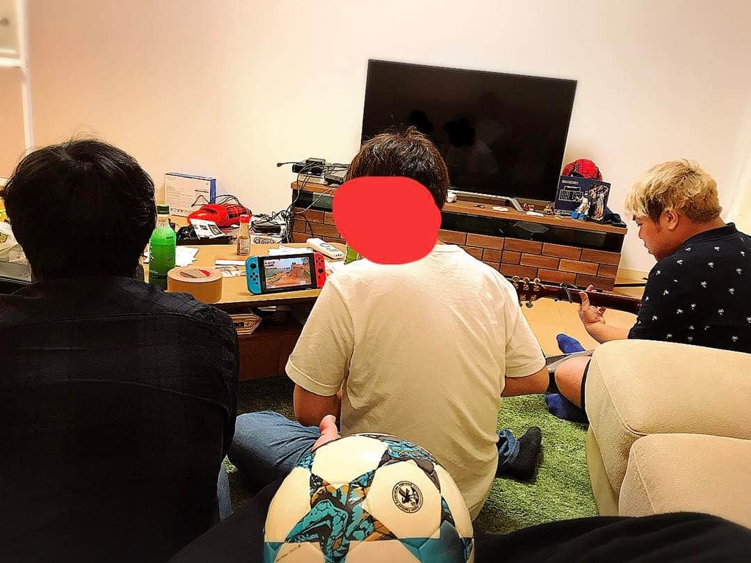 キヨのインスタグラム：「動画撮る前 キヨ、サッカーボール触ってる こーすけ、ギター弾いてる フジ、ゲームか動画編集 ヒラ、スマホかゲーム だいたいいつもこんな感じ。私はこの家ではなるべくテレビをつけません。見始めると本当に止まらないからつけません。偉いです。」