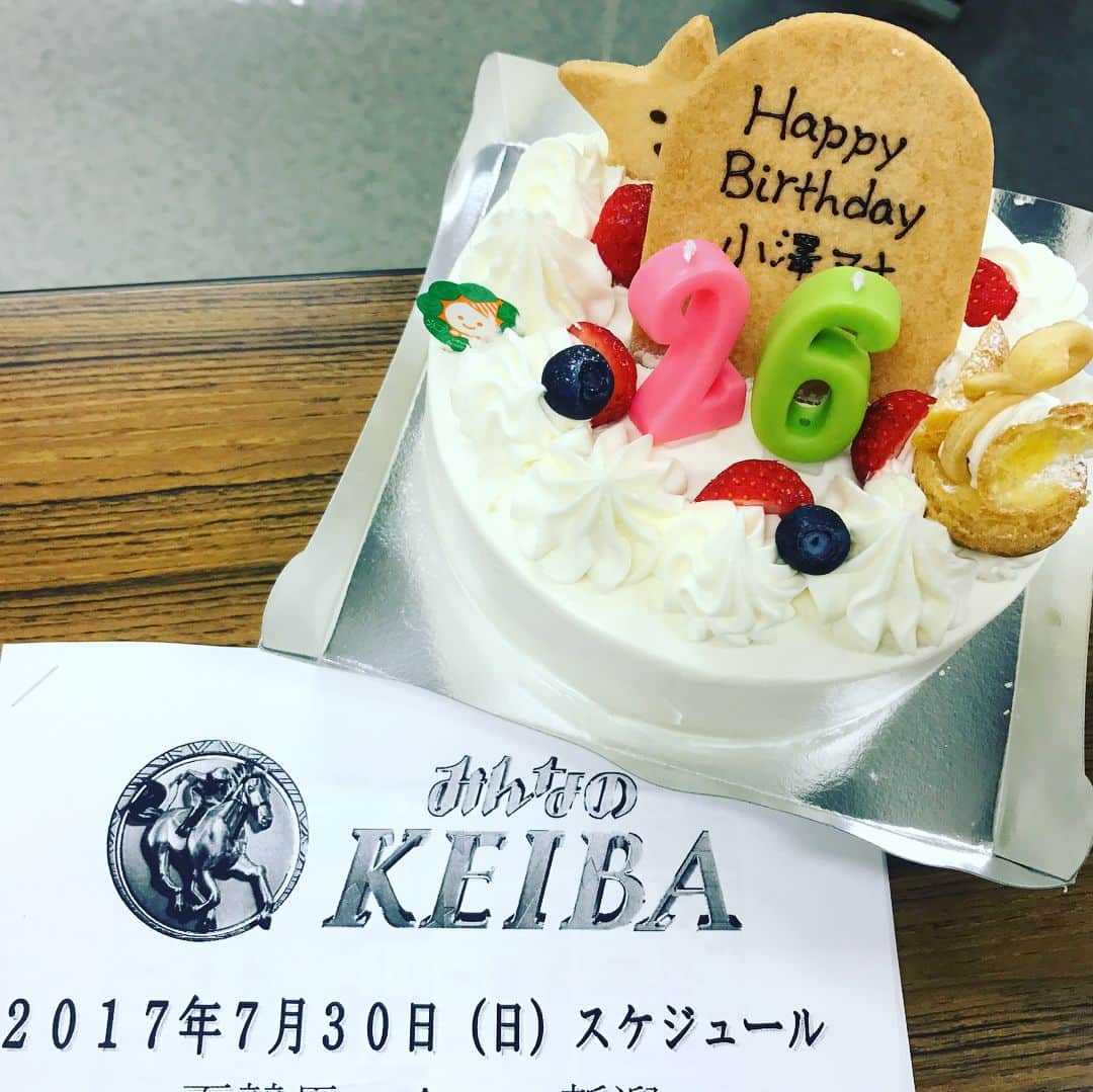 小澤陽子さんのインスタグラム写真 - (小澤陽子Instagram)「番組から#サプライズ で、#誕生日 を祝ってもらいました…😭💖 『誕生日は、自分がめでたいとかよりも、#周りの人に感謝する日🍀。』と、いつも母が言っております。 本当にみなさんに支えられて、周りの人に助けられてここまできました😢✨そして多分これからも。ありがとうございます🌻💕 #26歳の小澤 も、どうぞよろしくお願いいたします‼️ いつもの#みんなのKEIBA メンバーに祝ってもらえて、幸せです…！(;o;)💓 📷#夏休み帰りの佐野しゃん の腕。焼けております… #ゴルゴ松本 さん #レッド さん #TIM」7月30日 19時35分 - yoko.ozawa729