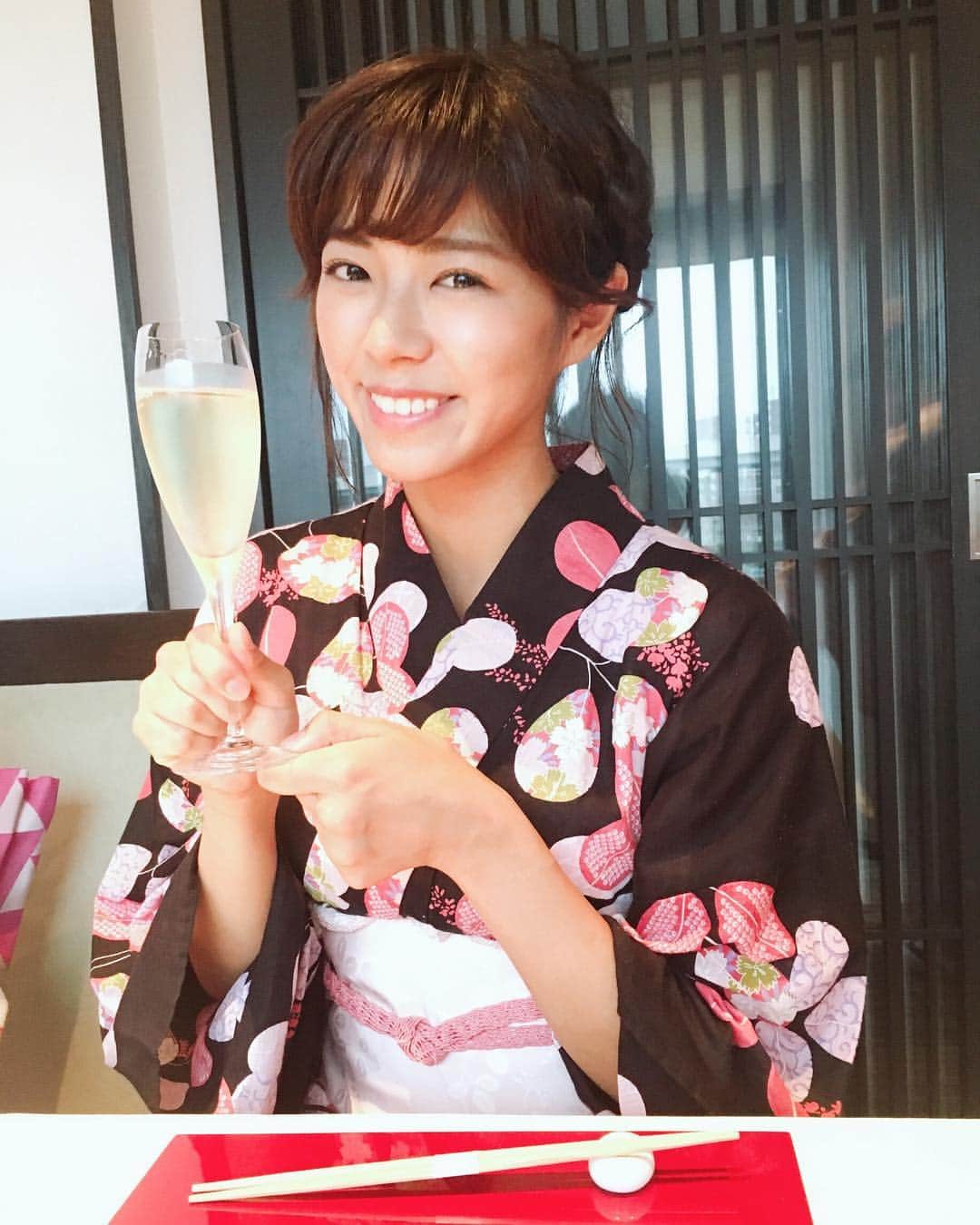 わちみなみのインスタグラム：「隅田川花火大会に行ったの🎆 . 浴衣が久しぶりに着れてよかった😋 . どうかなあ〜🙈 . 最近飲んでなかったから、ほろ酔いで楽しく花火がみれた💕笑 . . #わちみなみ #隅田川花火大会  #花火 #花火見る前 #ワイン #浴衣 #お酒」