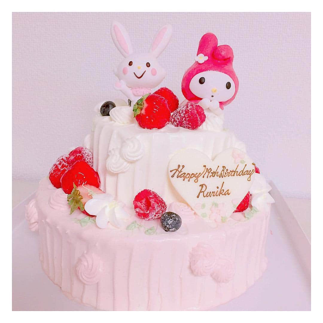 宮島るりかさんのインスタグラム写真 - (宮島るりかInstagram)「だいすきなものがあつまったケーキ🎂 かわいすぎてたべるのもったいなかった(；；) なかもねいちごめちゃめちゃいちごだった！ * #ケーキ #cake #バースデーケーキ #sweets #マイメロ #ウィッシュミーメル  #いちご #strawberry #サンリオかわいい🍓」7月30日 23時16分 - musubizm_rurika