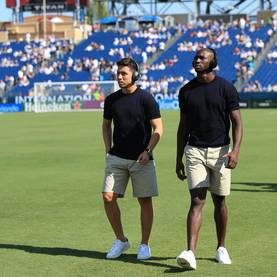 サミル・ナスリのインスタグラム：「My bodyguard @eliamangala 😂😂😂 and I before the game yesterday」